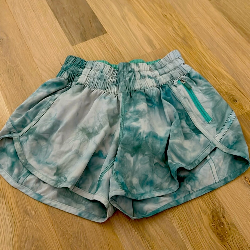 Lululemon marble blue shorts size 4